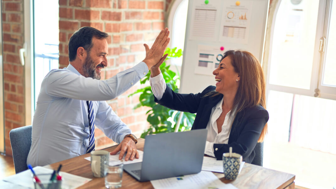 Hombre y mujer de negocios